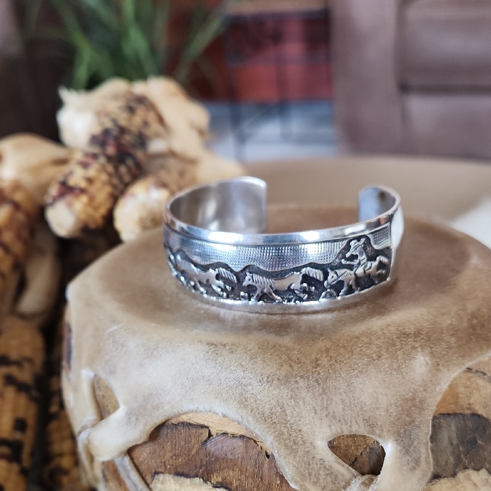 Gorgeous Vintage Native American Navajo Horse Storyteller Bracelet 🩶🐎♥️🎁